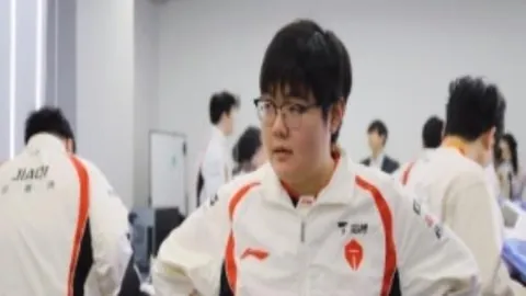 VAR改判，迪洛伦佐倒地判点取消！